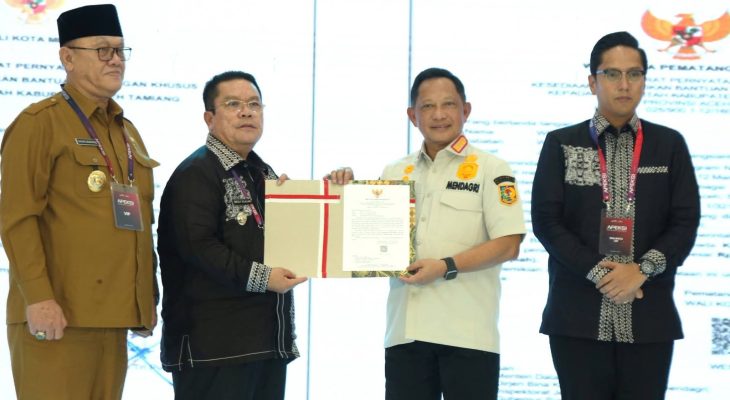 Wali Kota Wesly Serahkan Surat Pernyataan Kesediaan Hibah Rp25 M dari TKD untuk Kabupaten Bener Meriah