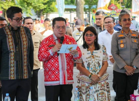 Wali Kota Wesly dan Ketua Dekranasda Saksikan Fashion Show Wastra “Etnika Moderna” di Hari Jadi ke-155 Pematangsiantar