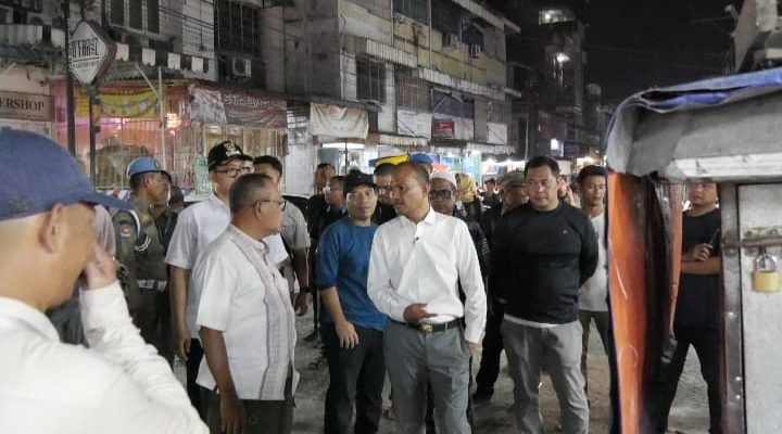 Malam Hari, Wali Kota Tanjungbalai Turun Langsung Sosialisasi Penataan PKL di Kawasan Inti Kota