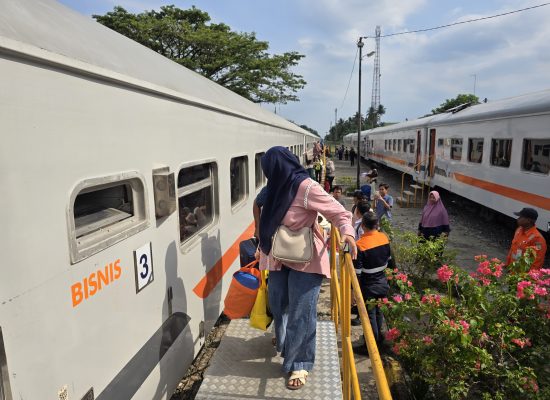 Ribuan Warga Pilih Kereta Api Saat Paskah, KAI Sumut Gelar Edukasi Keselamatan