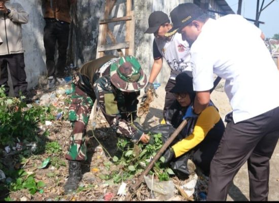 Pemko Tanjungbalai Canangkan Gerakan Indonesia Asri, Wali Kota Mahyaruddin Salim : Sebelum Kerja Bersihkan Lingkungan Kantor
