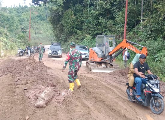Viral Jalan Rusak di Batang Natal, Danramil Pimpin Gotong Royong Demi Kelancaran Jemaah Haji