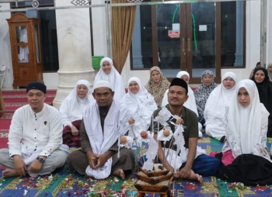 Jemaah Masjid As Salamah Gelar Doa Bersama dan Tepung Tawar Wali Kota Tanjungbalai dan Istri Jelang Berangkat Haji