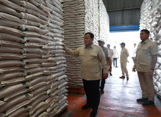 Gudang BULOG Penuh, Presiden Prabowo Pastikan Negara Hadir Jaga Ketahanan Pangan