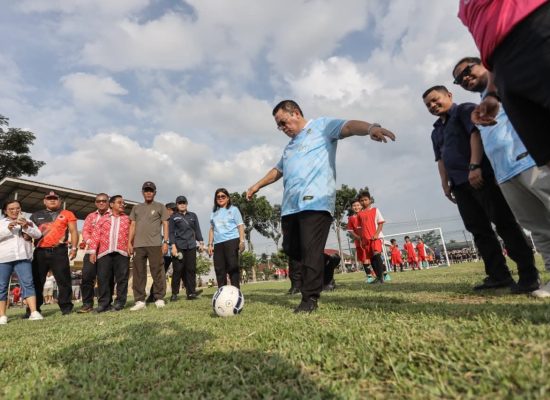 Wali Kota Wesly Kick Off Liga Sepak Bola Usia Dini, Diikuti 21 Sekolah
