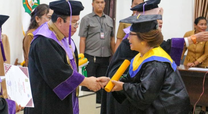 Wali Kota Wesly Wisuda 65 Lansia, Lulusan Sekolah Lansia Mandiri Pematangsiantar