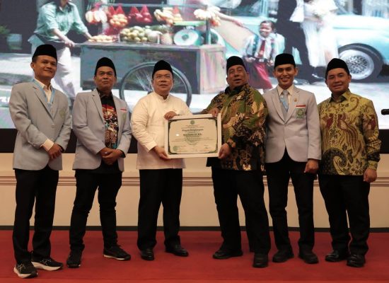 Wali Kota Wesly Terima Penghargaan BKPRMI: Peduli Anak Yatim dan Pemuda Masjid