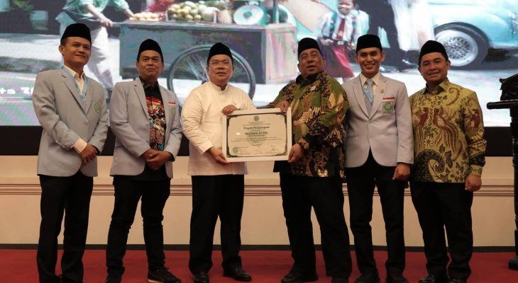 Wali Kota Wesly Terima Penghargaan BKPRMI: Peduli Anak Yatim dan Pemuda Masjid