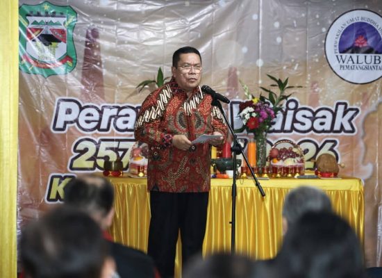 Wali Kota Wesly Buka Ritual Pradaksina Peringati Hari Raya Waisak