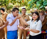 Ketua TP PKK Ny Liswati Serahkan KTP Elektronik dan KIA kepada Murid SLB Negeri Pematangsiantar