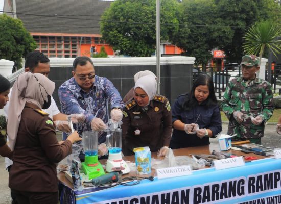 Wali Kota Wesly Diwakili Asisten Dedy Tunasto Hadiri Pemusnahan Barang Bukti di Kejari Pematangsiantar