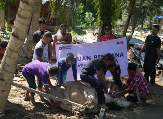 Wujud Kepedulian Pasca-Banjir, KAI Divre I Sumut Salurkan Hewan Kurban ke Aceh Tamiang