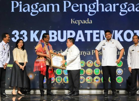 Wali Kota Wesly Terima Penghargaan Pembentukan Posbankum di Pematangsiantar dari Menteri Hukum RI