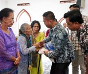 Sekda Junaedi Wakili Wali Kota Wesly Serahkan Sembako kepada Warga dan Jemaat GBKP Jalan Nias