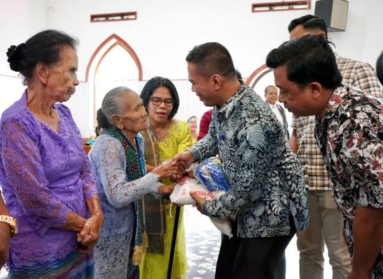 Sekda Junaedi Wakili Wali Kota Wesly Serahkan Sembako kepada Warga dan Jemaat GBKP Jalan Nias
