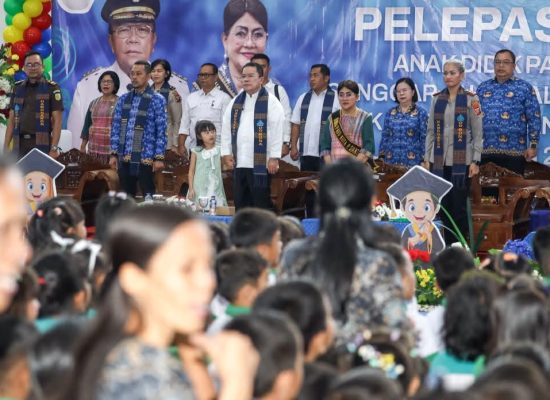 Wali Kota Wesly dan Bunda PAUD Ny Liswati Hadiri Pelepasan 784 Anak Didik PAUD-SAB se-Kota Pematangsiantar