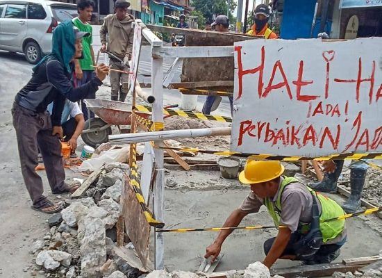 Pemko Pematangsiantar Perbaiki Jalan Berlubang di Simpang Jalan S Parman dan Jalan Sangnaualuh