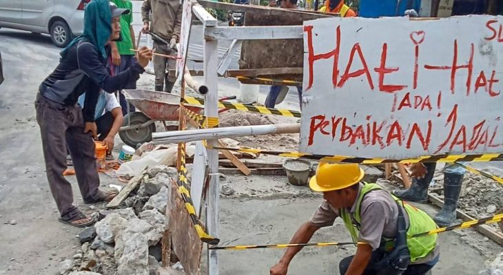 Pemko Pematangsiantar Perbaiki Jalan Berlubang di Simpang Jalan S Parman dan Jalan Sangnaualuh
