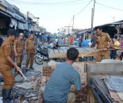 Pemerintah Kecamatan Siantar Utara Bongkar Bangunan Semi Permanen milik Pedagang di Pasar Dwikora