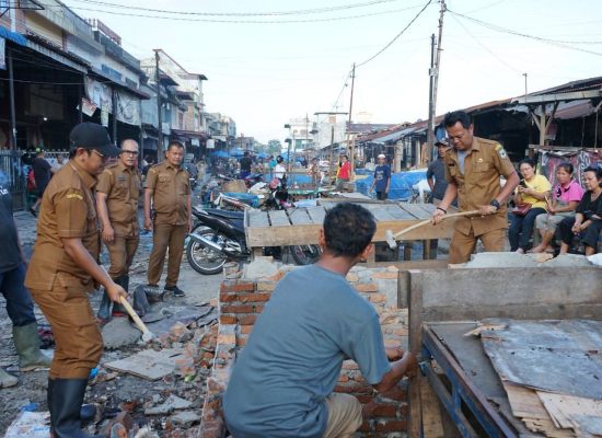 Pemerintah Kecamatan Siantar Utara Bongkar Bangunan Semi Permanen milik Pedagang di Pasar Dwikora