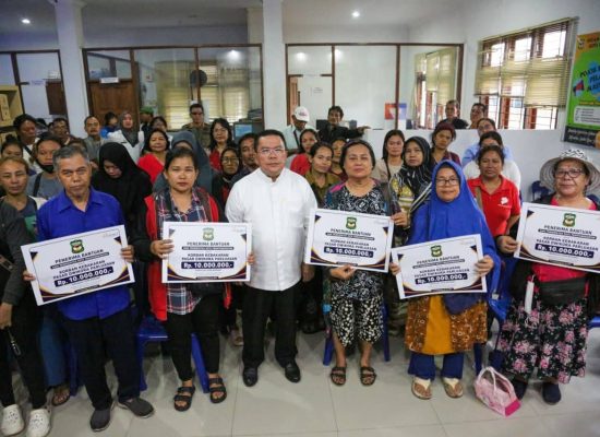 Wali Kota Wesly Serahkan Bantuan kepada Pedagang Terdampak Kebakaran Pasar Dwikora