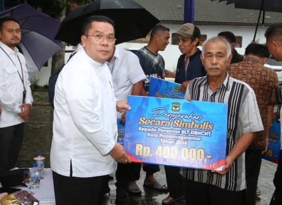 Wali Kota Wesly Salurkan BLT DBHCHT kepada Warga Penerima Manfaat