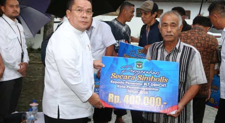Wali Kota Wesly Salurkan BLT DBHCHT kepada Warga Penerima Manfaat