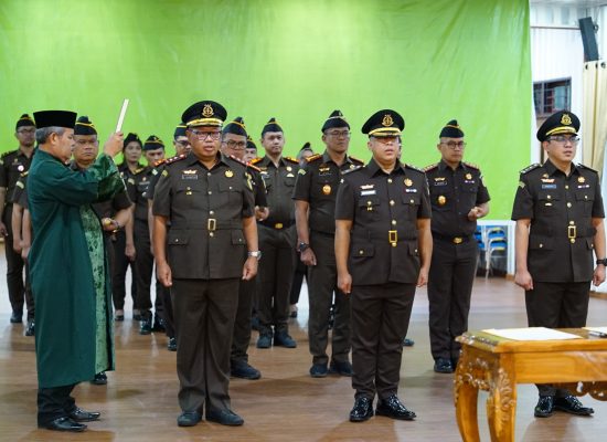 Kajati Sumut Lantik Kajari Mandailing Natal dan Dua Koordinator Baru, Tekankan Integritas dan Profesionalisme