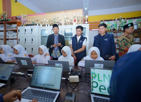 PLN UID Sumut Dukung Literasi Digital Siswa MTs Muhammadiyah 19 Tanjung Pura Melalui Program TJSL