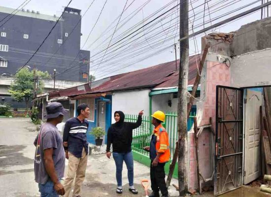 Tindak Lanjut Aspirasi Masyarakat, Lailatul Badri Pastikan Pergantian Tiang Keropos Berjalan Optimal