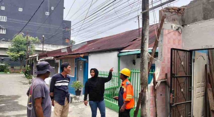 Tindak Lanjut Aspirasi Masyarakat, Lailatul Badri Pastikan Pergantian Tiang Keropos Berjalan Optimal