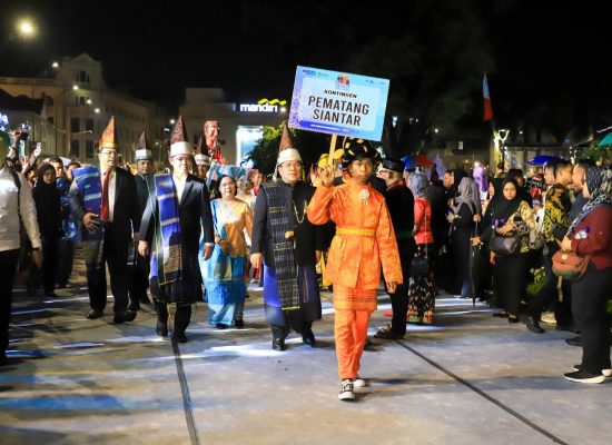 Wali Kota Wesly Pimpin Penampilan Pesona Budaya Simalungun dan Ragam Etnis di Karnaval Budaya Nusantara Rakernas XVIII APEKSI