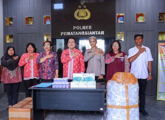 Wali Kota Wesly Serahkan 1.000 Alat Tes Urine ke Polres Pematangsiantar
