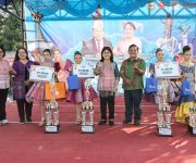 Ketua Dekranasda Ny Liswati Tutup UMKM Siantar Expo 2026, Serahkan Hadiah dan Piala kepada Pemenang Lomba