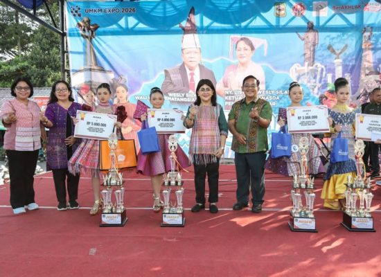 Ketua Dekranasda Ny Liswati Tutup UMKM Siantar Expo 2026, Serahkan Hadiah dan Piala kepada Pemenang Lomba