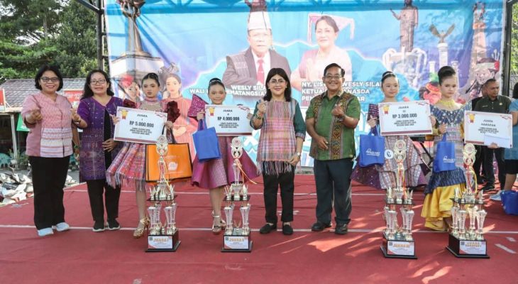 Ketua Dekranasda Ny Liswati Tutup UMKM Siantar Expo 2026, Serahkan Hadiah dan Piala kepada Pemenang Lomba