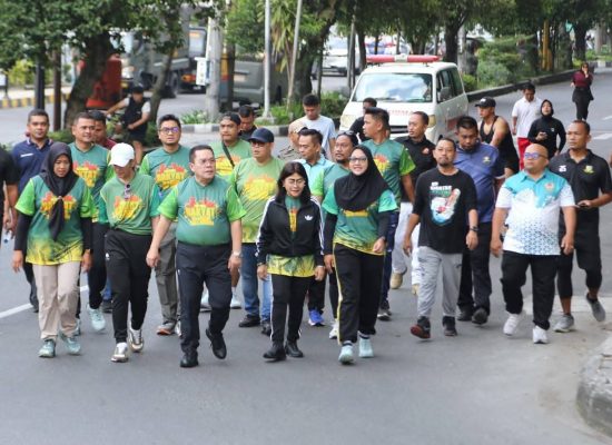 Wali Kota Wesly Jalan Santai dan Senam Sehat di Festival Rakyat Nobar Bola Gembira