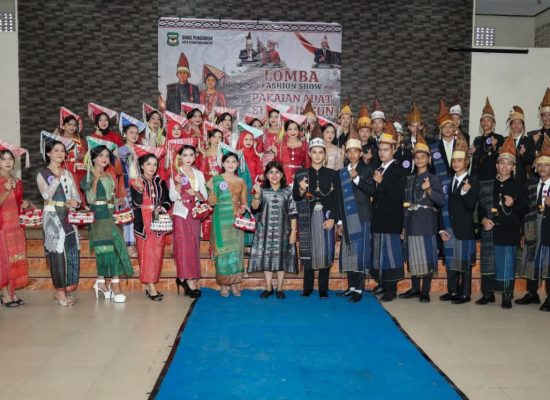 Ketua Dekranasda Ny Liswati Buka Lomba Fashion Show Pakaian Adat Simalungun Tingkat SMP, Ajak Peserta Tampil Percaya Diri