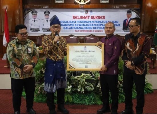 Pemko Tanjungbalai Raih Penghargaan Implementasi E-Kinerja Tertinggi, Kepala BKN RI Serahkan Piagam kepada Wali Kota