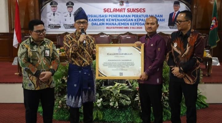 Pemko Tanjungbalai Raih Penghargaan Implementasi E-Kinerja Tertinggi, Kepala BKN RI Serahkan Piagam kepada Wali Kota