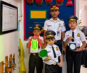 Tiga Anak Rasakan Pengalaman Jadi Petugas KAI di Stasiun Medan