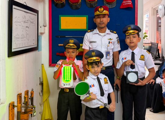Tiga Anak Rasakan Pengalaman Jadi Petugas KAI di Stasiun Medan