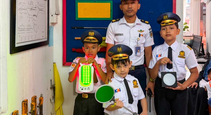 Tiga Anak Rasakan Pengalaman Jadi Petugas KAI di Stasiun Medan