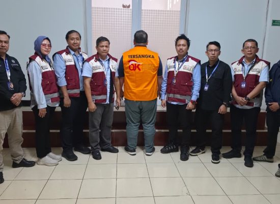 OJK Serahkan Tersangka Kasus PT Asuransi Jiwa Prolife Indonesia ke Kejari Jakarta Selatan