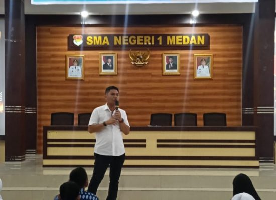 Unit Tipidkor Satreskrim Polrestabes Medan Edukasi Bahaya Korupsi dan Pungli kepada Pelajar SMAN 1 Medan