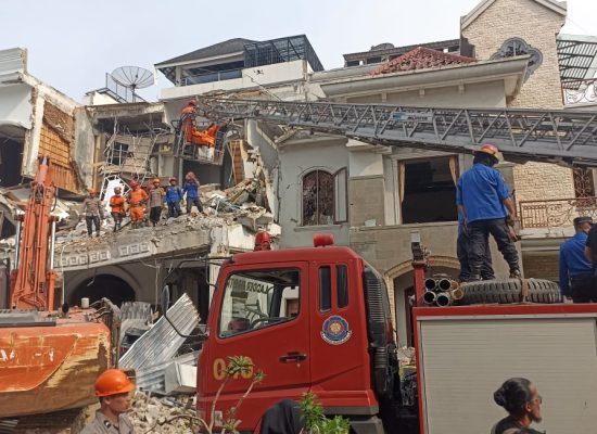 2 Orang Masih Tertimbun Reruntuhan Pascaledakan di Perumahan Grand Polonia