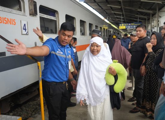 121 Jemaah Umrah Asal Labuhanbatu Naik KA Sribilah Utama Menuju Kualanamu, KAI Permudah Integrasi Moda Ibadah