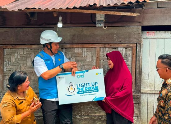 Donasi Insan PLN Hadirkan Listrik Gratis bagi 13 Keluarga di Simalungun
