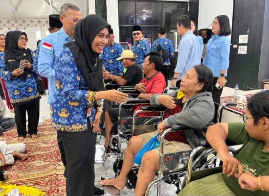 Pemko Tanjungbalai Serahkan 20 Kursi Roda dan 90 Seragam Sekolah untuk Warga Disabilitas
