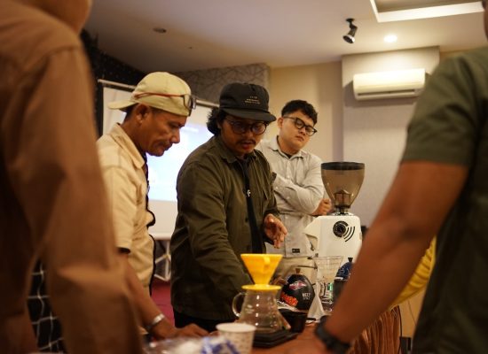 PLN Bekali 15 Pemuda Labuhanbatu Keterampilan dan Peralatan Usaha Barista